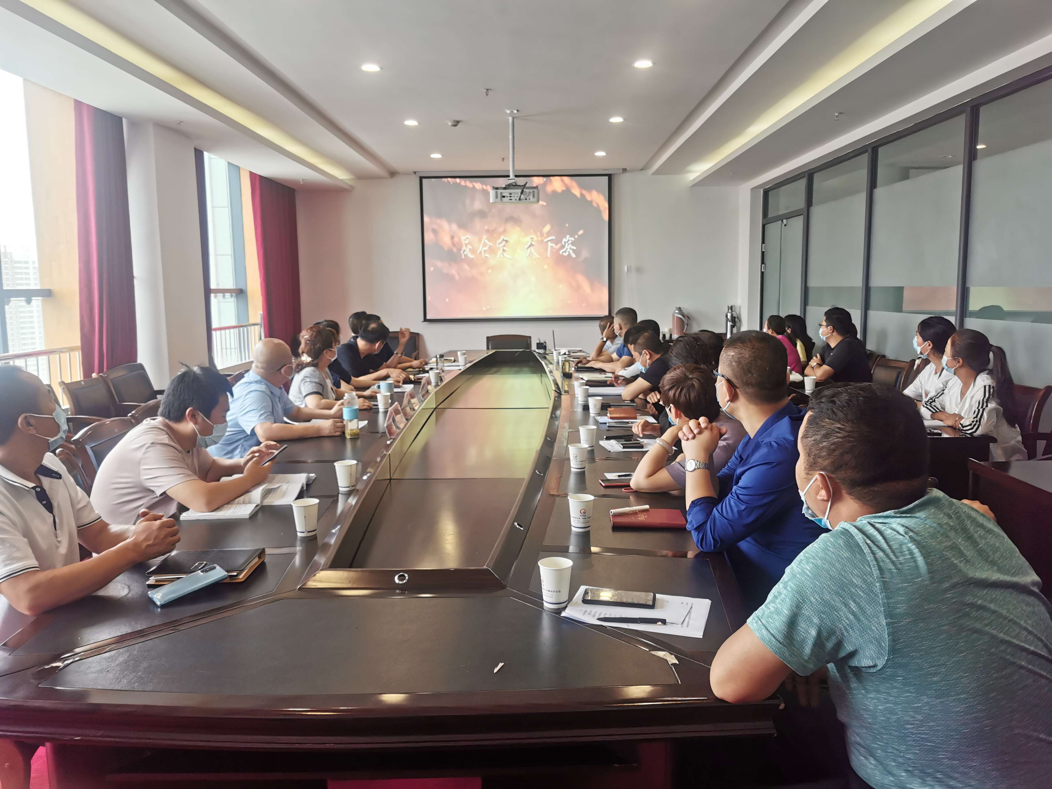 能投黨委組織觀看《定昆侖》等三部大型歷史文獻(xiàn)紀(jì)錄片  程彩琳攝.jpg