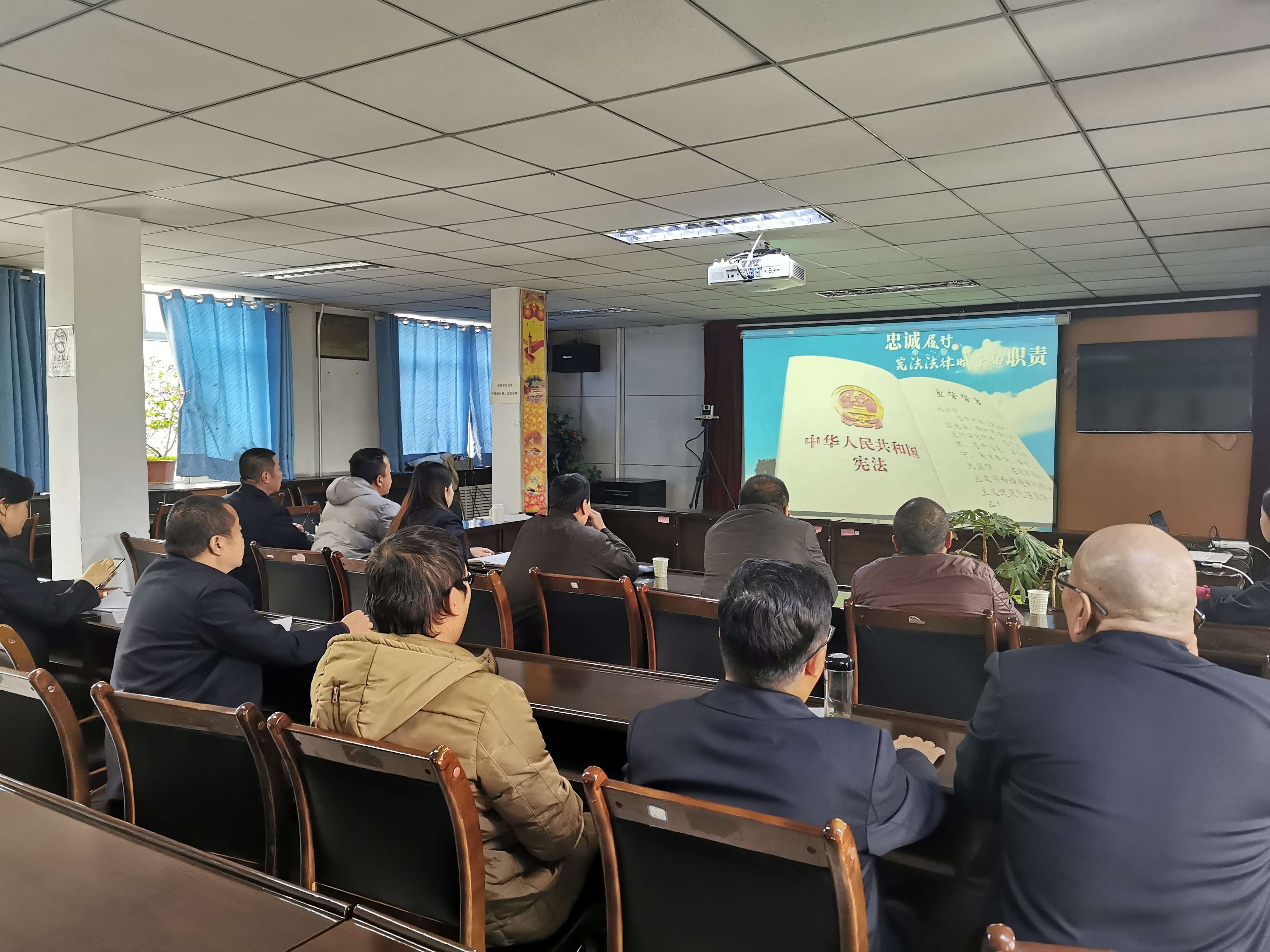 觀看憲法學(xué)習(xí)視頻   程彩琳攝.jpg