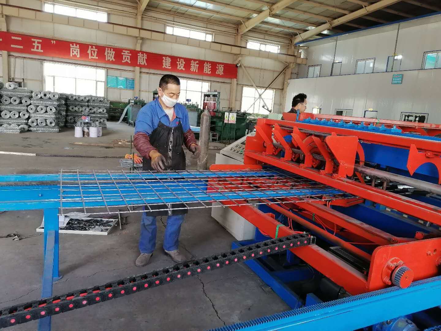 民意公司自動(dòng)布料焊網(wǎng)機(jī)投入生產(chǎn)   張德軍攝.jpg