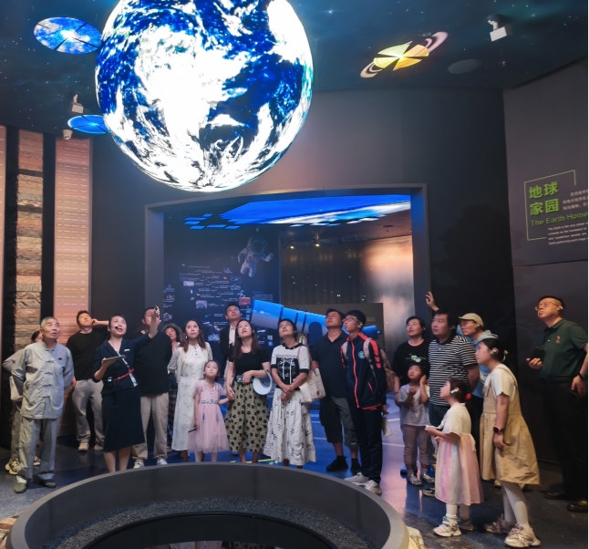 8月16日，機(jī)關(guān)黨支部組織黨員、青年員工及少年兒童赴青海省自然博物館開展“貫徹新發(fā)展理念 守護(hù)美麗青海”主題黨日活動。.png